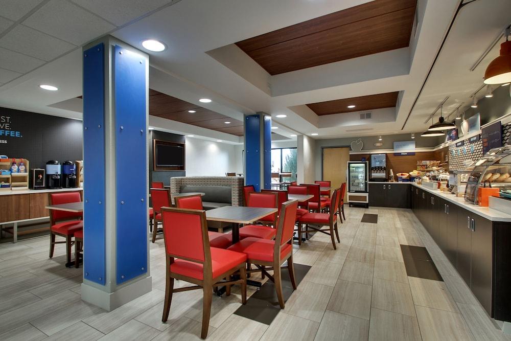Holiday Inn Express & Suites - Interstate 380 at 33rd Avenue by IHG photo 15