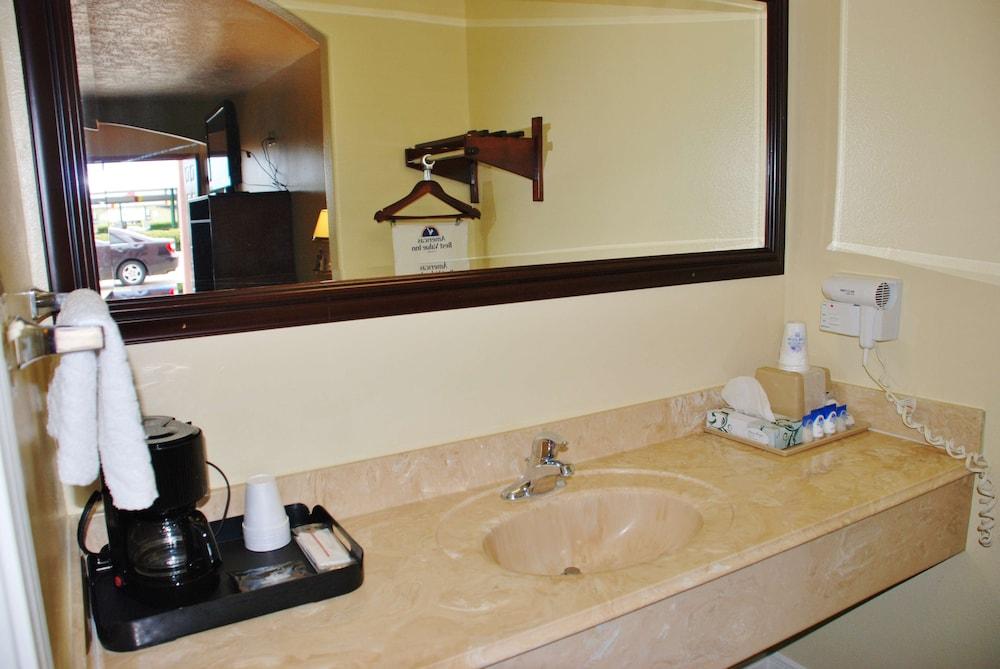 Americas Best Value Inn & Suites Hempstead Prairie View photo 10
