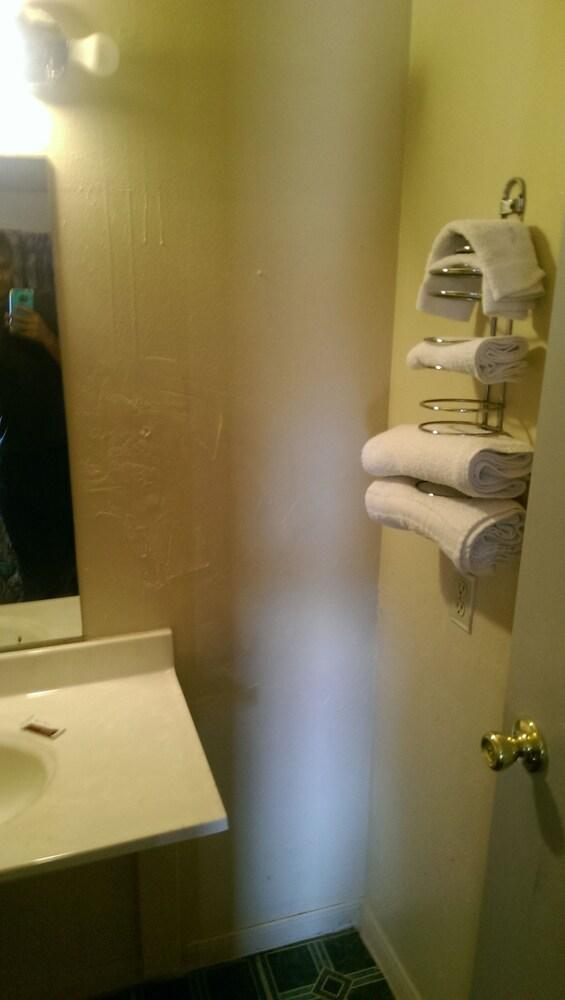 Deluxe Inn photo 8