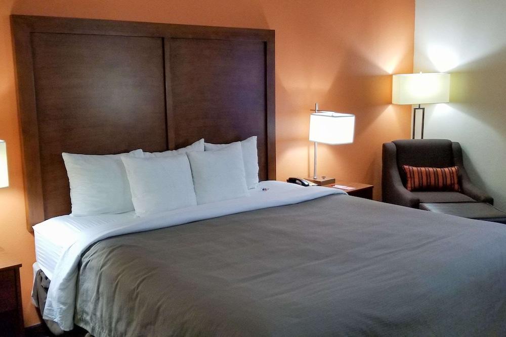 Econo Lodge Inn & Suites East photo 48