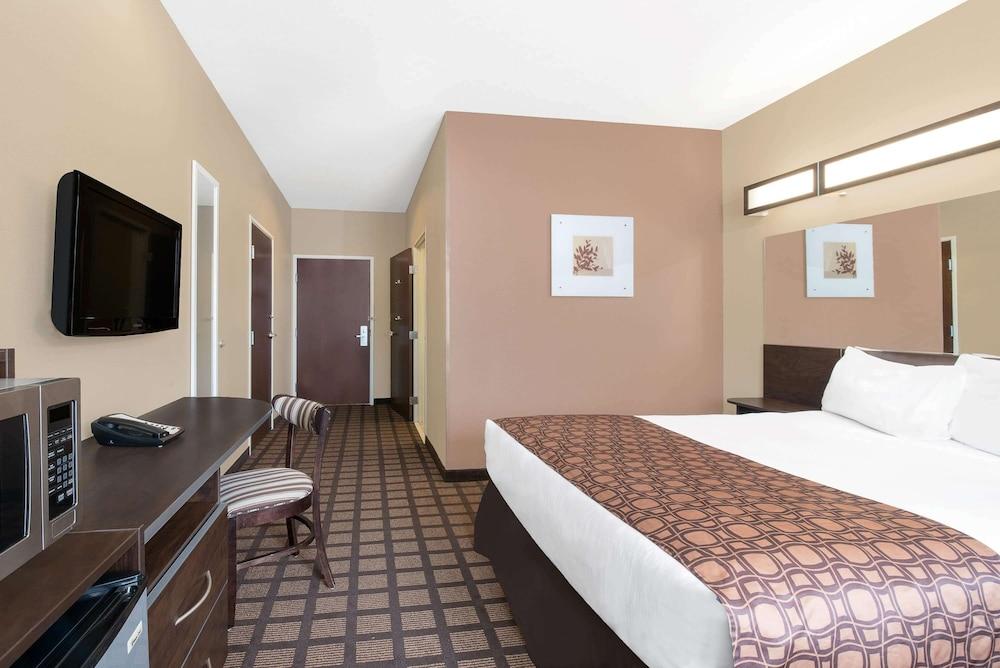Microtel Inn & Suites by Wyndham Sidney photo 2