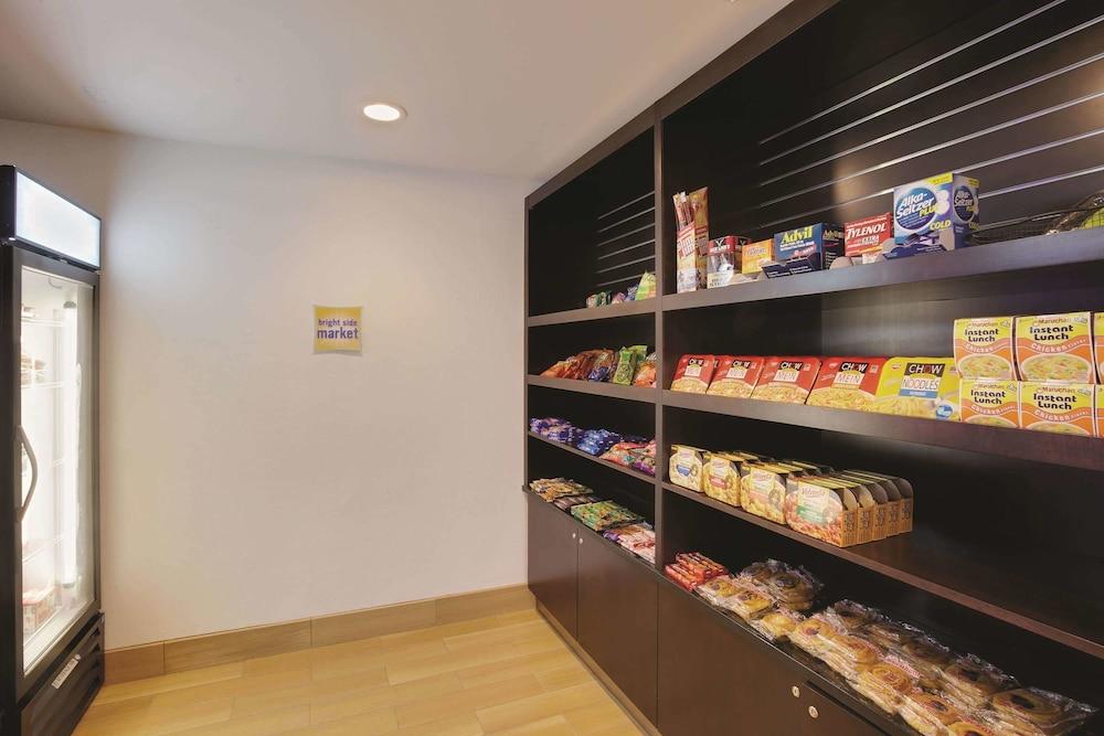 La Quinta Inn & Suites by Wyndham Detroit Metro Airport photo 30