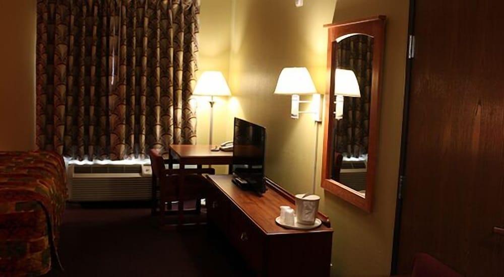 HomeTown Inn & Suites photo 14