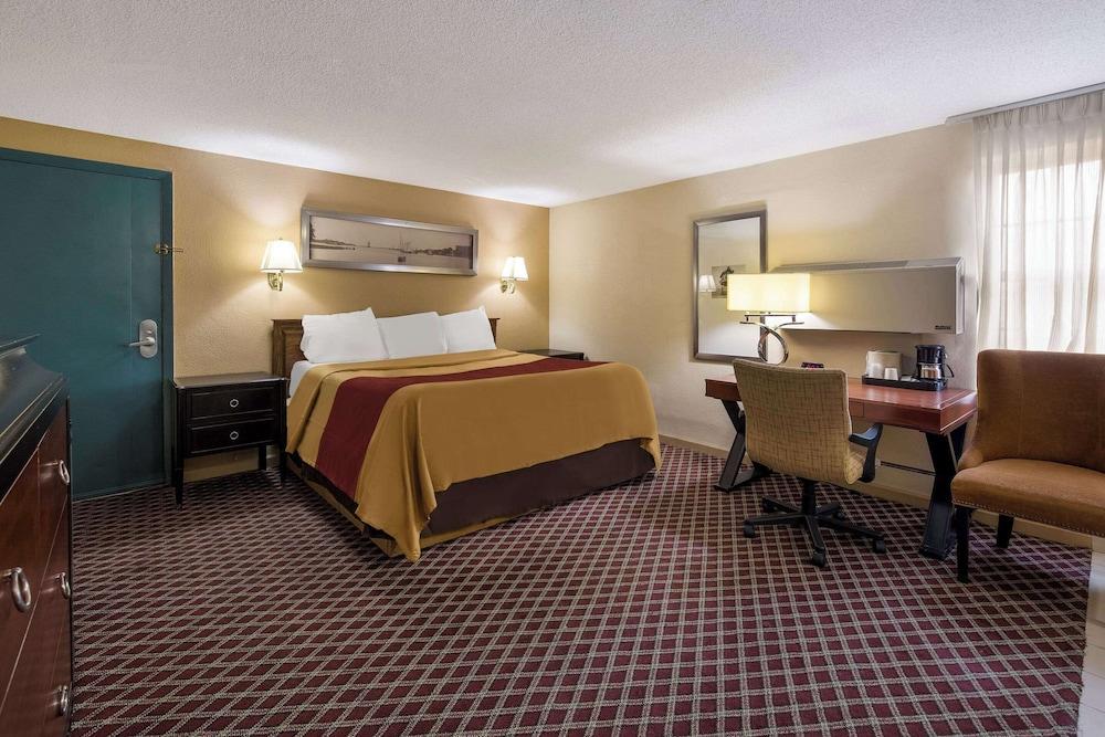 Rodeway Inn photo 13