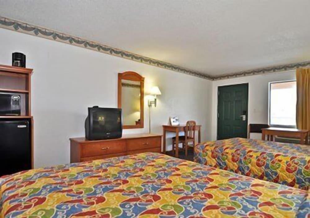 Econo Lodge Inn & Suites Albany North photo 30