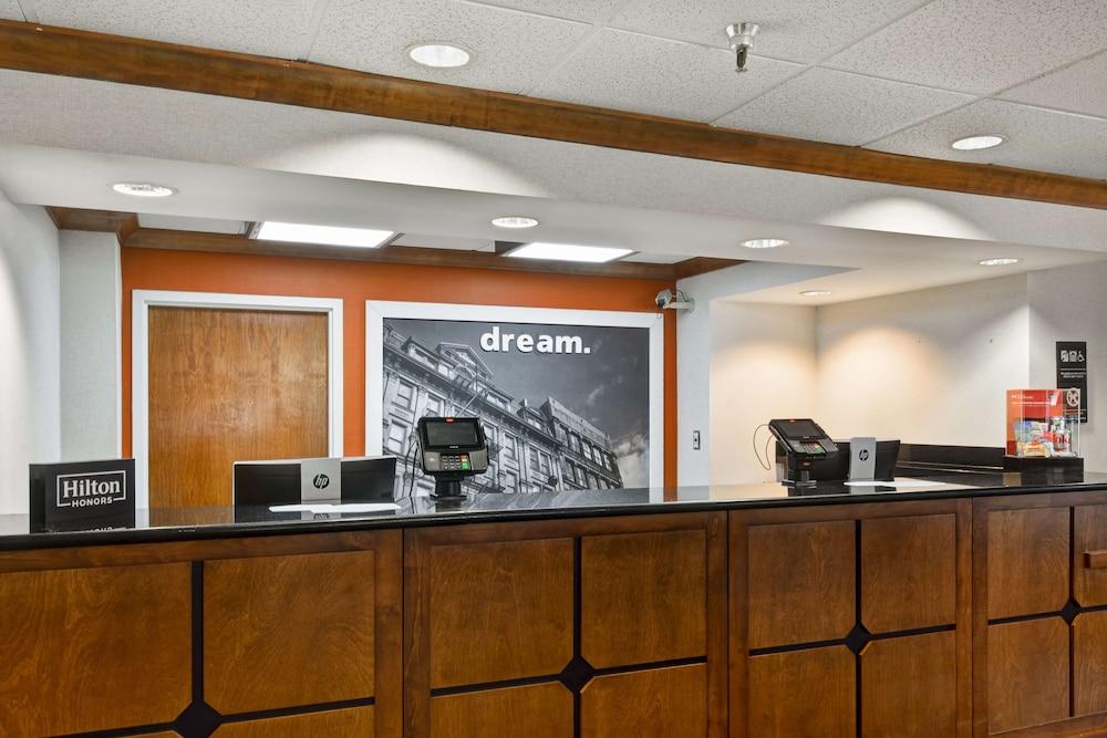 Hampton Inn Memphis-Poplar photo 6