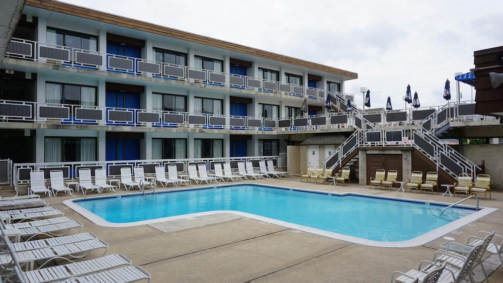 Windjammer Motor Inn photo 14