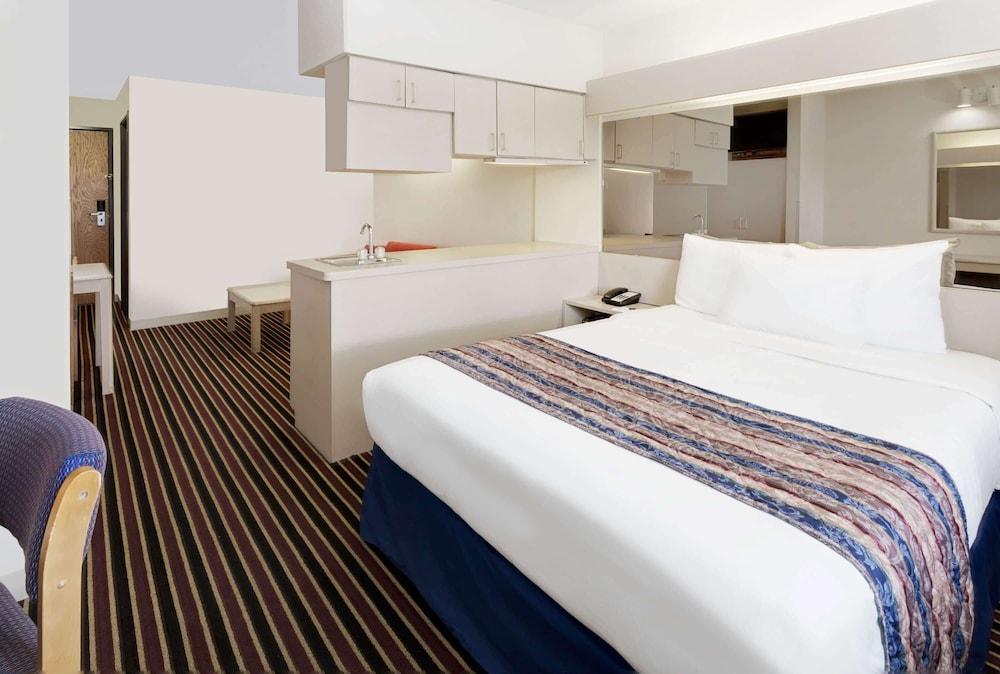 Microtel Inn & Suites by Wyndham Madison East photo 9