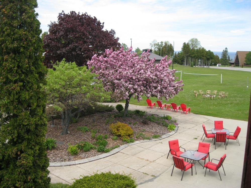 Cedar Hill Lodge photo 31