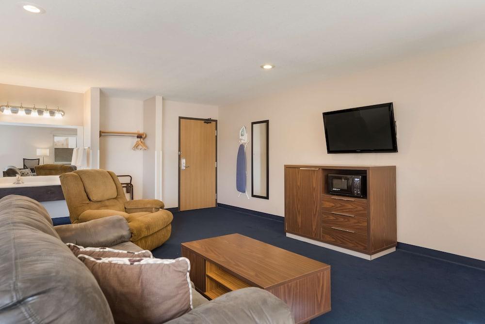 Americas Best Value Inn Sparks photo 13