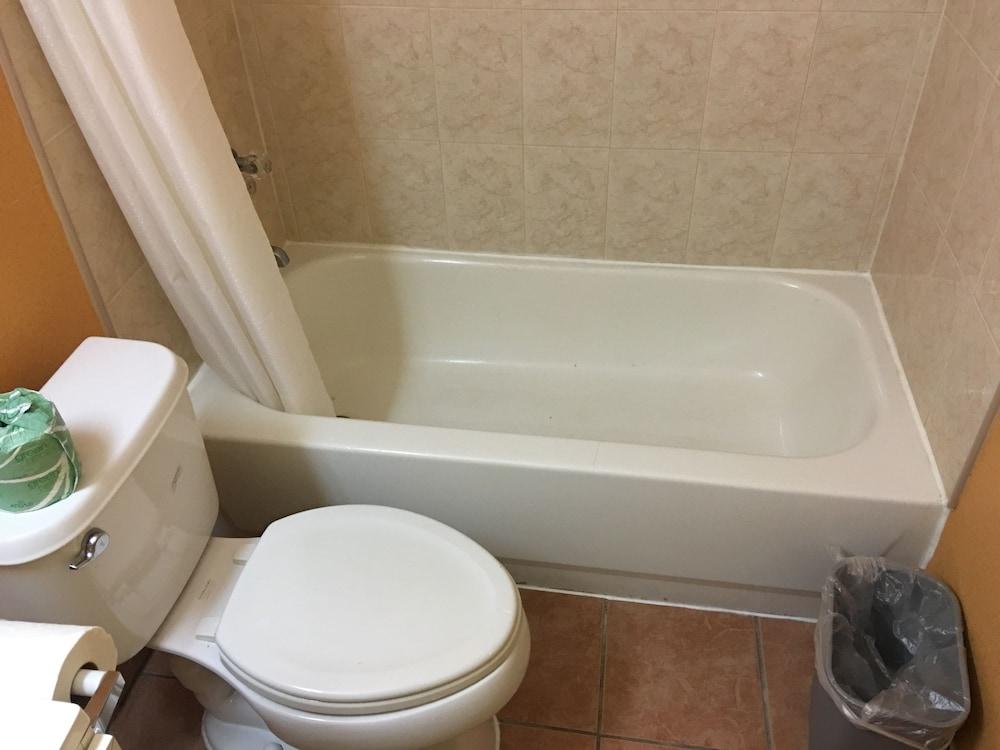 Travelodge by Wyndham Bay Shore Long Island photo 19