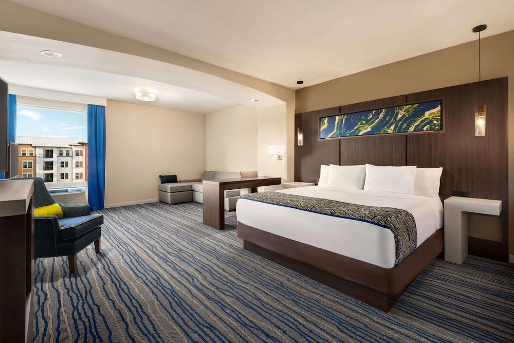 La Quinta Inn & Suites by Wyndham Orlando - IDrive Theme Parks photo 10