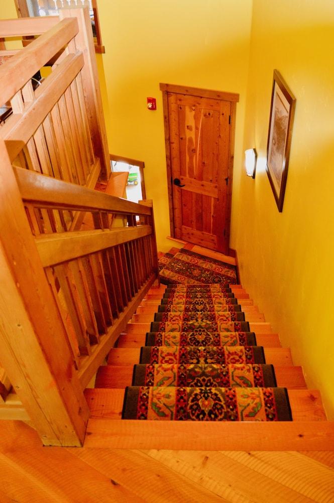 Glacier Guides Lodge photo 32