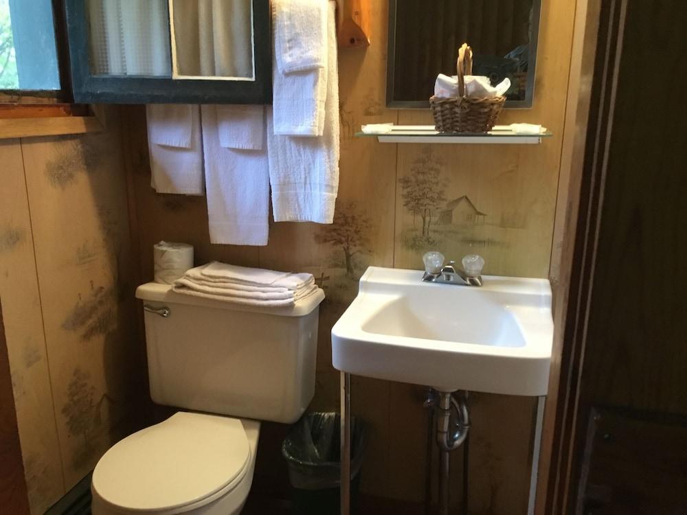 Pines Motel photo 9