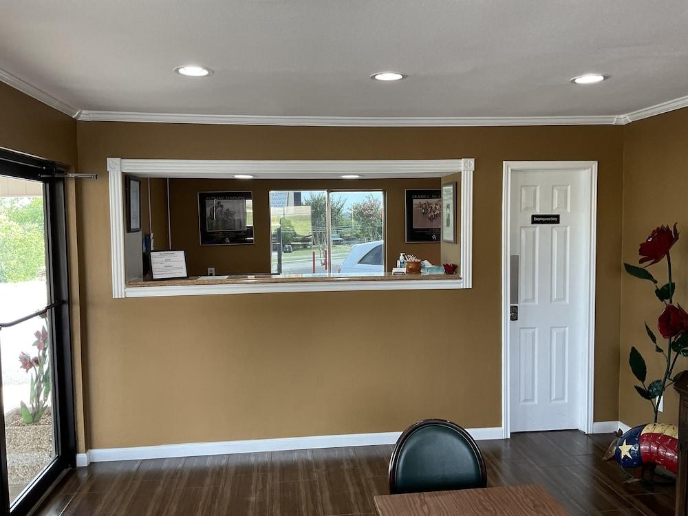 Glen Rose Inn and Suites photo 2