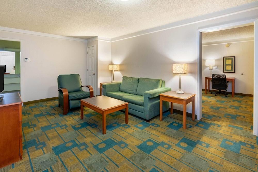 Travelodge by Wyndham Phoenix North photo 23