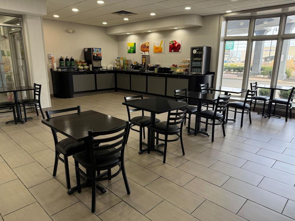 Quality Inn and Suites Livonia photo 24