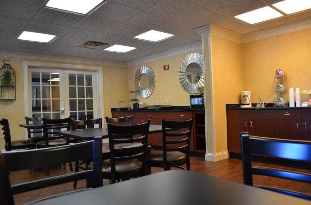 Brookshire Inn & Suites photo 21