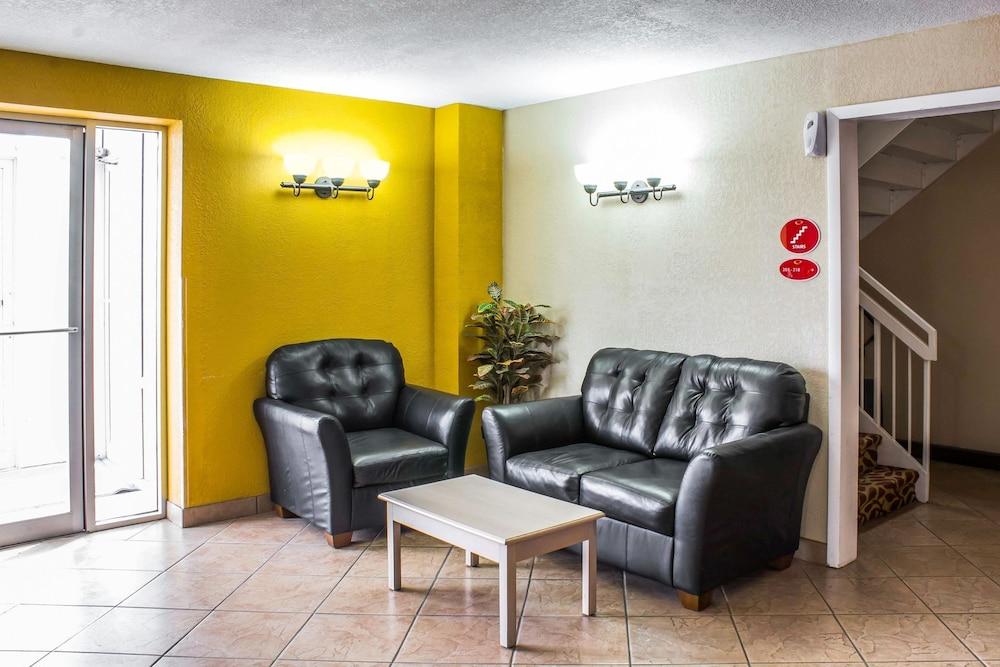 Econo Lodge Inn & Suites Walnut photo 2