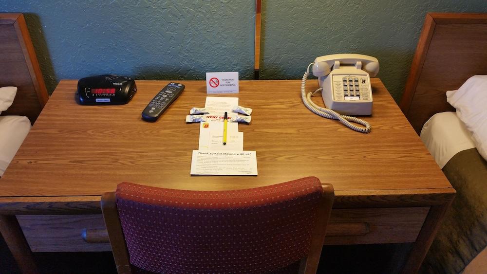 Red Roof Inn Queensbury photo 7