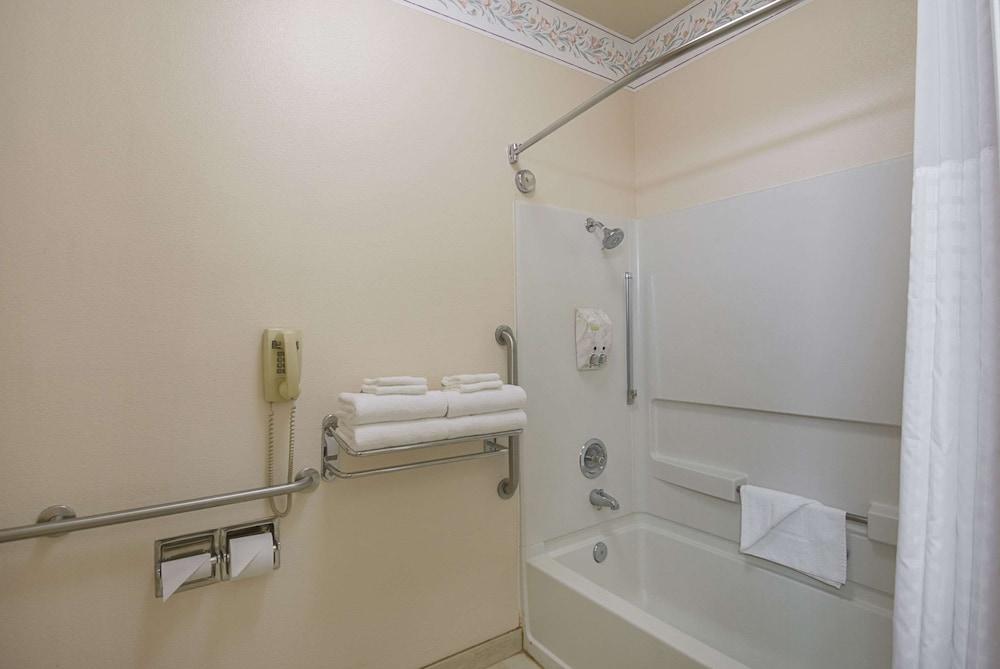 Quality Inn Fresno Yosemite Airport photo 11