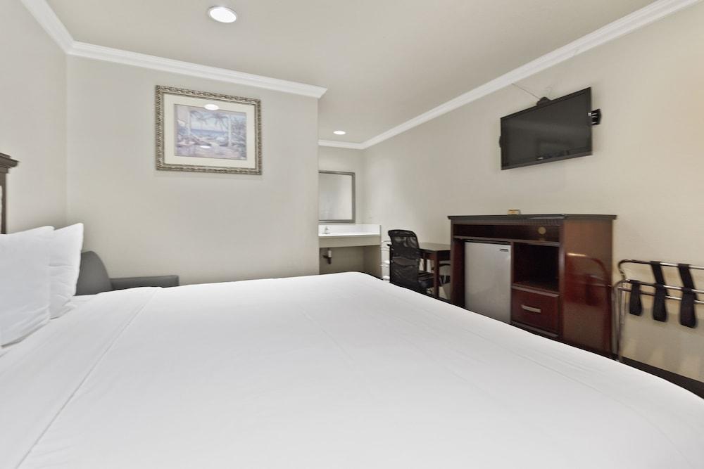 Le Blanc Inn & Suites photo 66