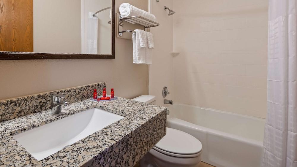 Ramada by Wyndham Cedar Rapids South photo 19