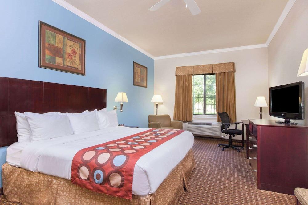 Super 8 by Wyndham IAH West/Greenspoint photo 33