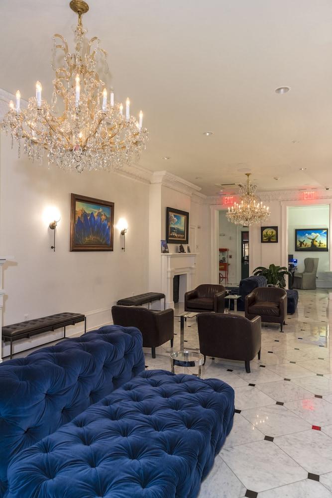 Royal Frenchmen Hotel and Bar photo 3