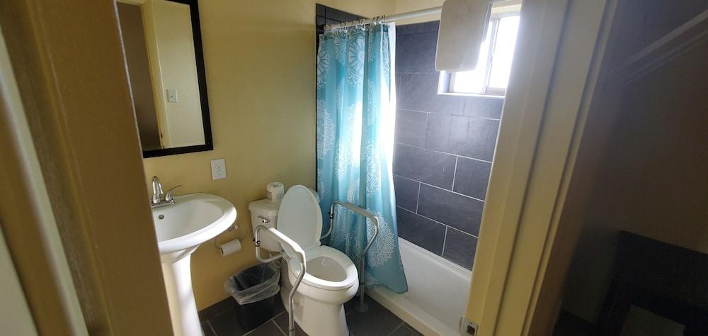 Town & Country Motel photo 19