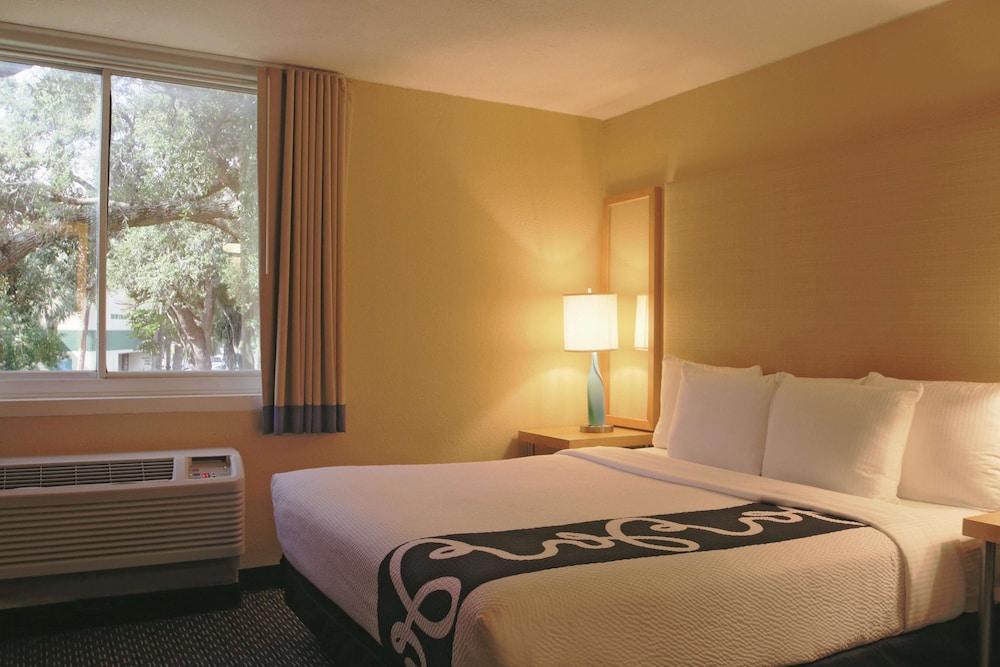 La Quinta Inn & Suites by Wyndham Deerfield Beach I-95 photo 6