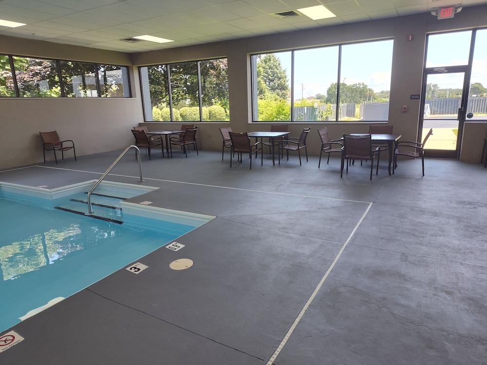 Spark by Hilton Stevensville photo 61