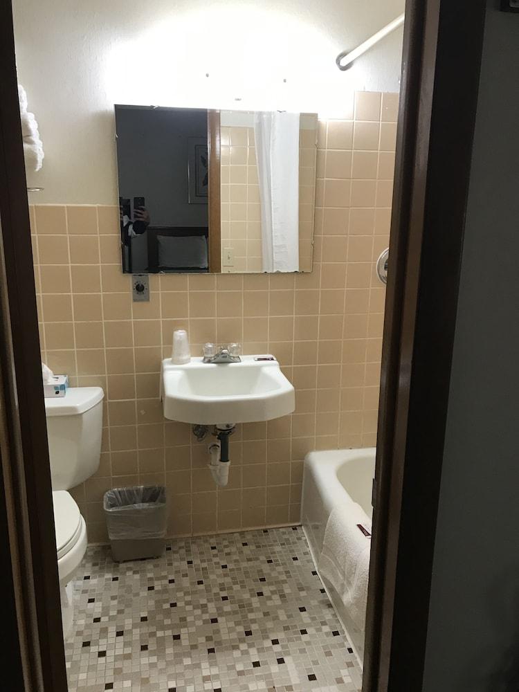 Colonial Inn Dyersville photo 32