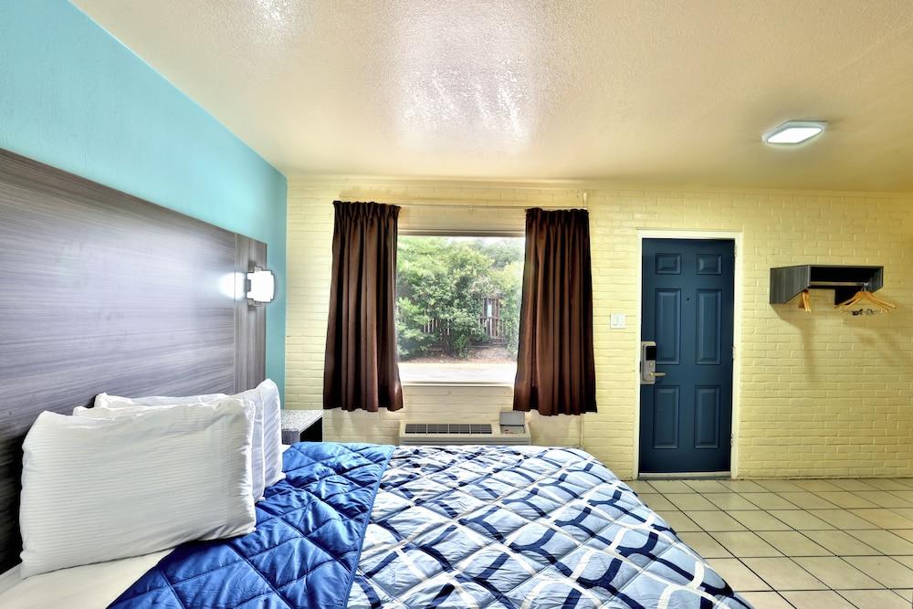 Americas Best Value Inn San Antonio Airport South photo 7