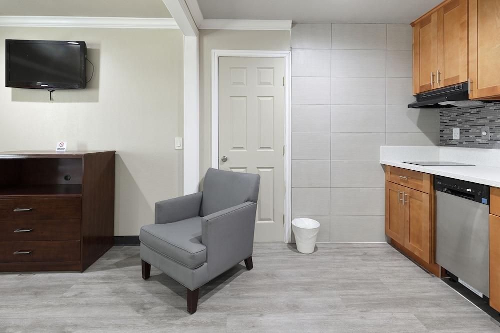 Le Blanc Inn & Suites photo 63