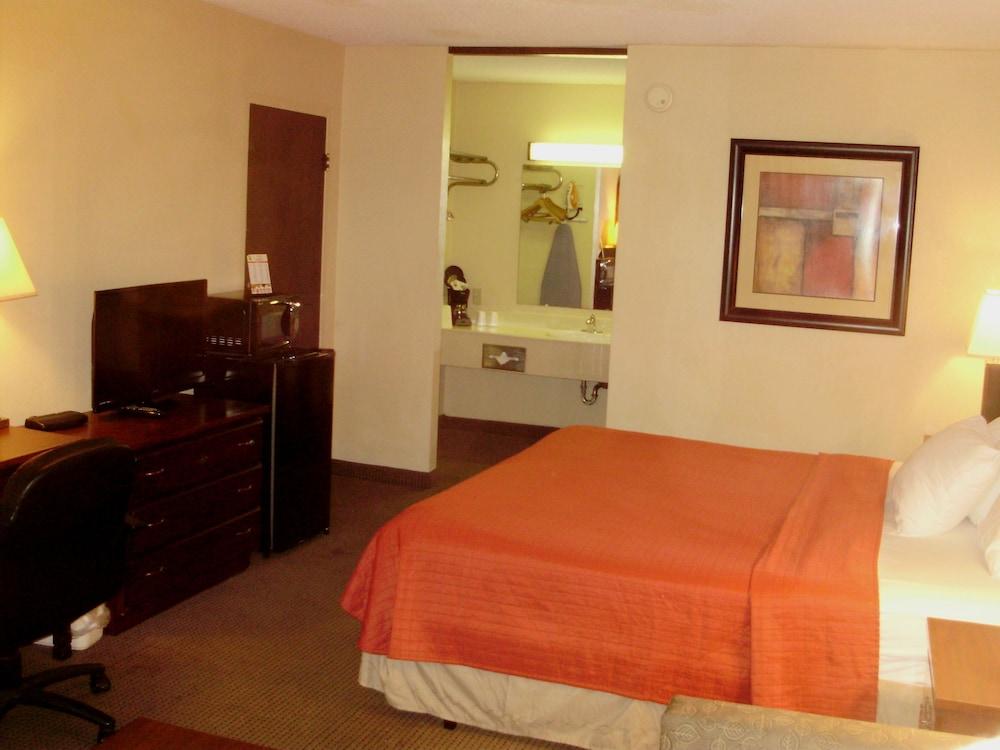 Trade Winds Central Inn photo 8