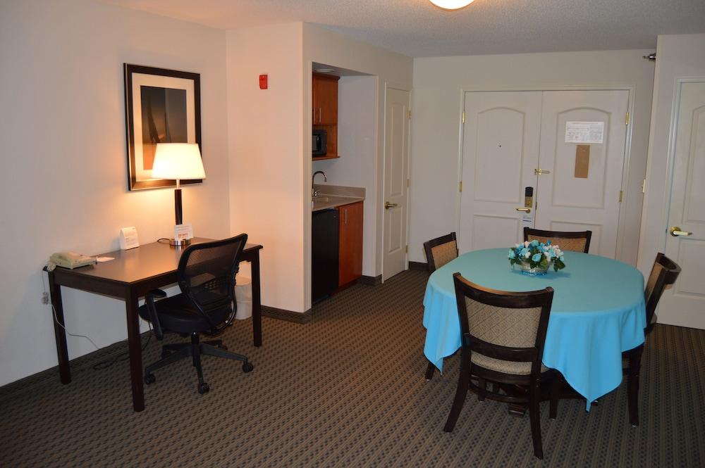 Holiday Inn Express & Suites Winner by IHG photo 9