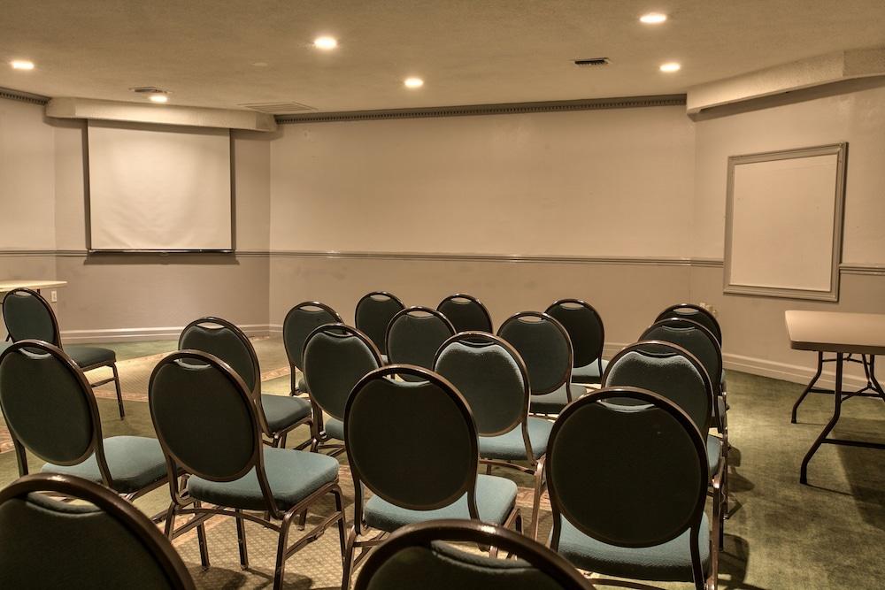 Days Inn by Wyndham Dothan photo 19
