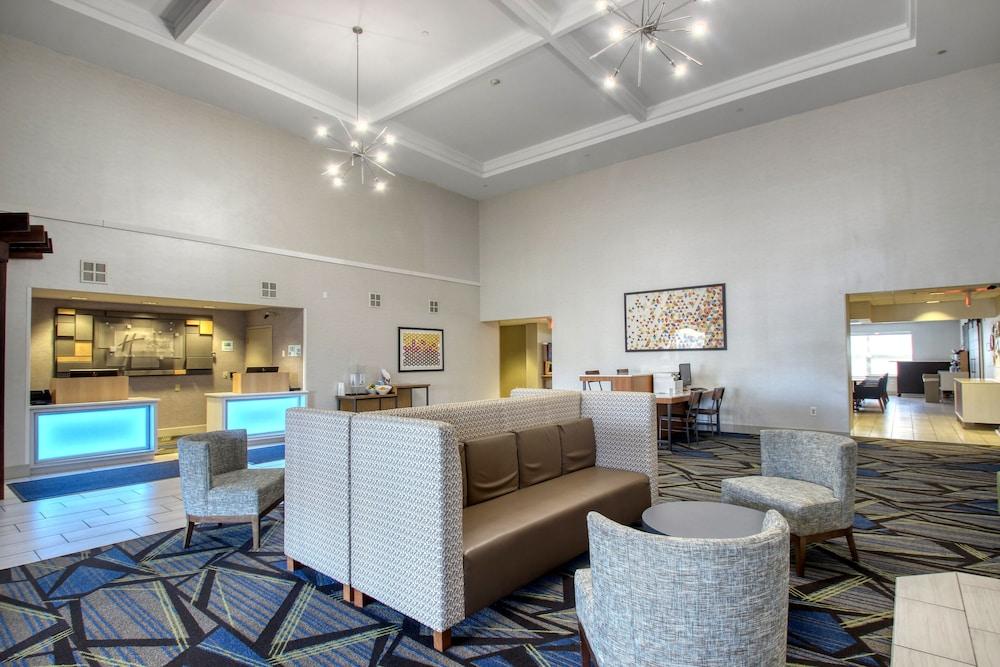 Holiday Inn Express Hotel & Suites Oshkosh by IHG photo 65