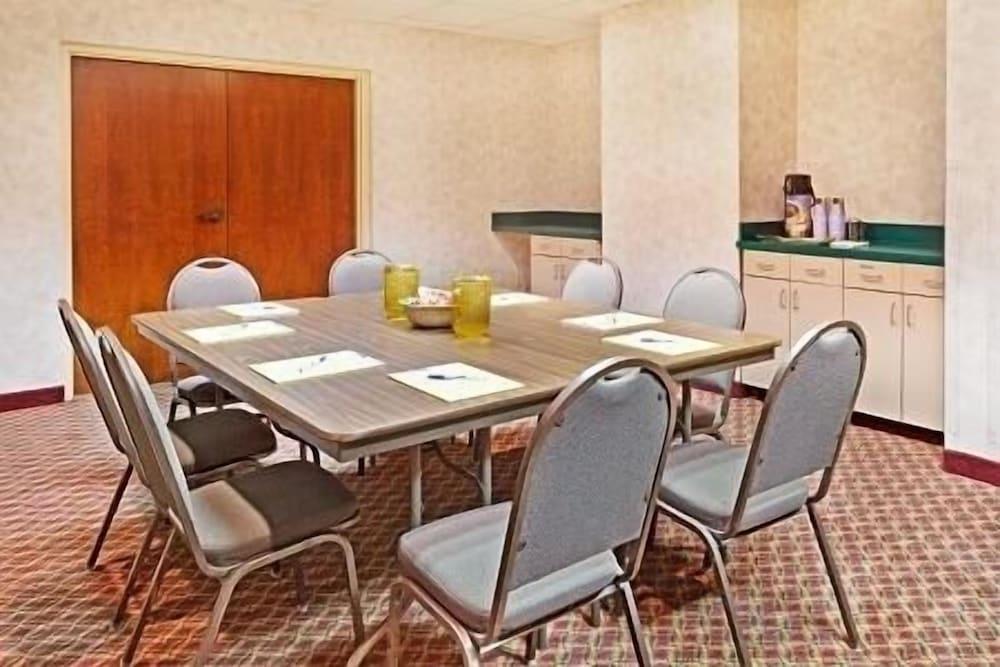 Mountain Inn & Suites photo 30