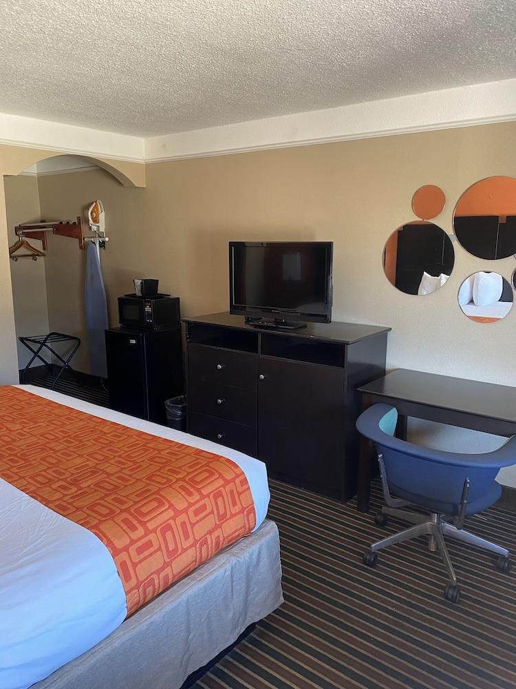 Howard Johnson by Wyndham Historic Lake Charles photo 10