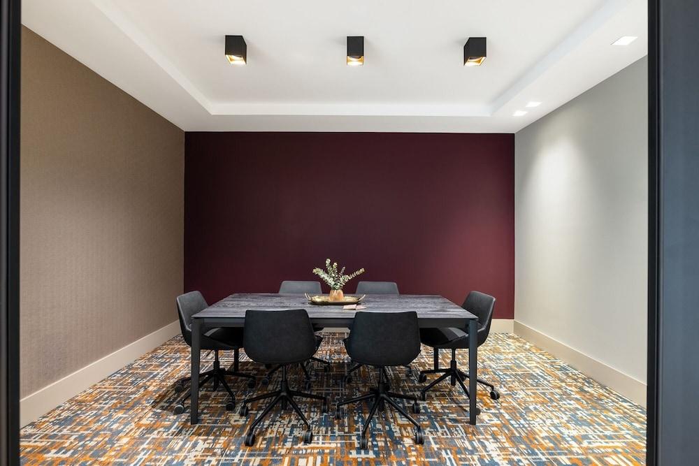 Luxury Apartments by Hyatus Center City photo 28