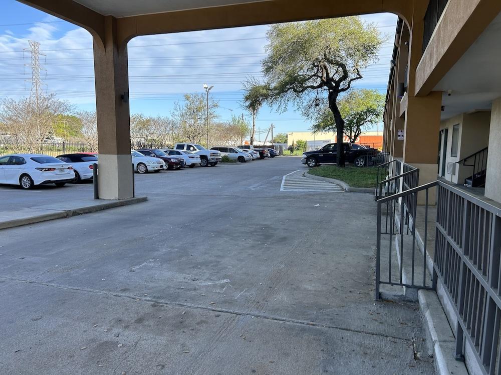Rodeway Inn & Suites Highway 290 Northwest photo 17