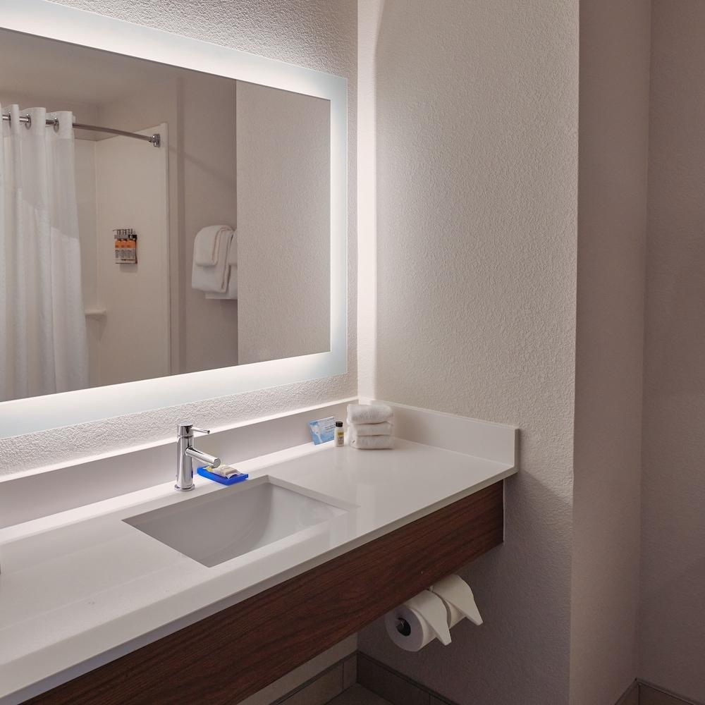 Holiday Inn Express & Suites Akron Regional Airport Area by IHG photo 60