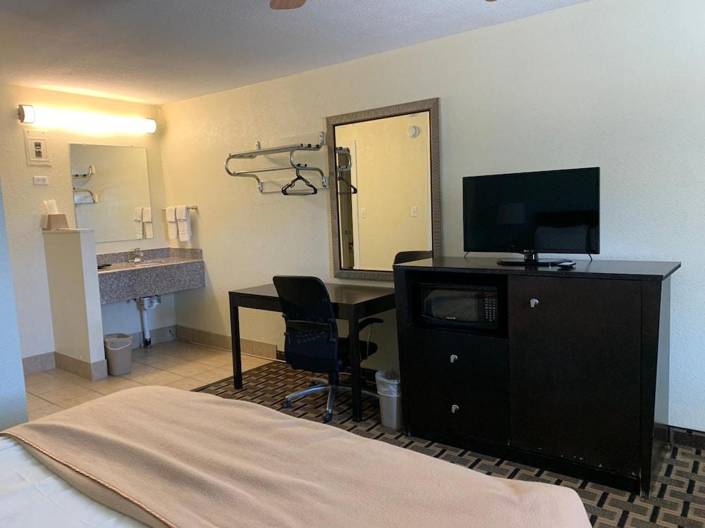 American Inn and Suites photo 7