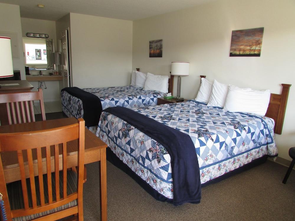 Douglas Inn & Suites photo 18