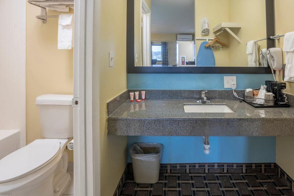 OYO Hotel Knoxville TN Cedar Bluff I-40 photo 29