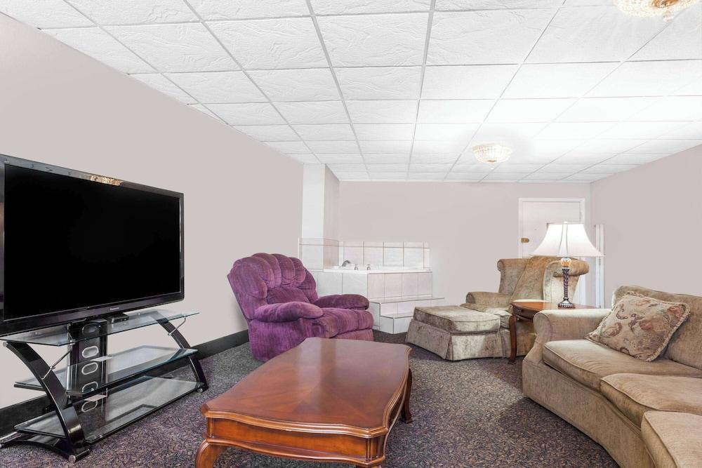 Ramada by Wyndham Henderson/Evansville photo 22