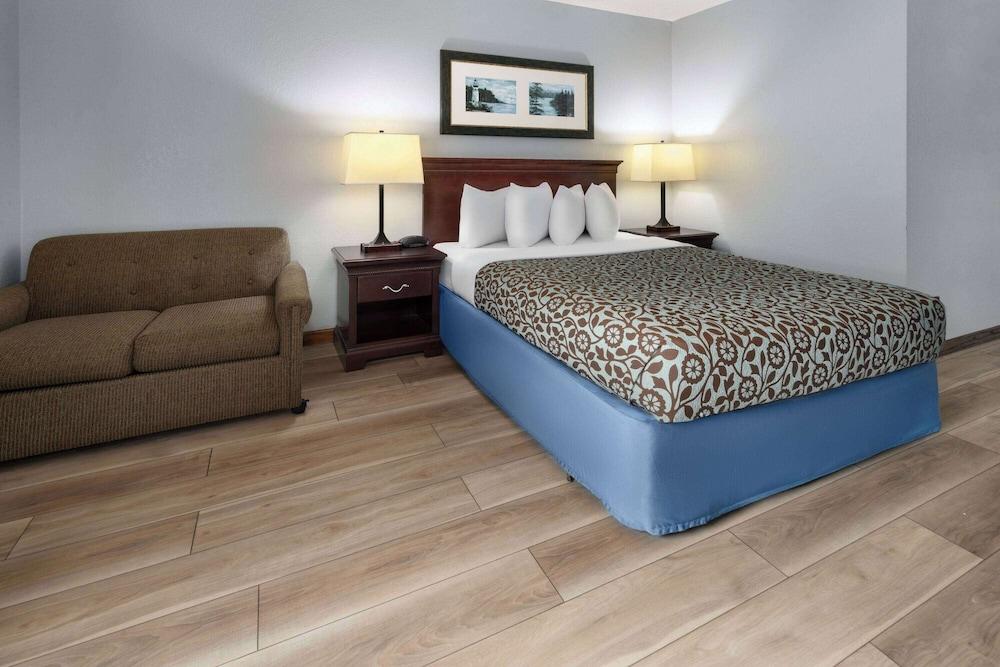 Days Inn by Wyndham Iron Mountain photo 28