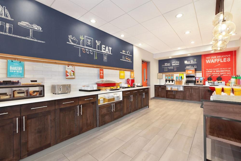 Hampton Inn Grand Rapids-North photo 13